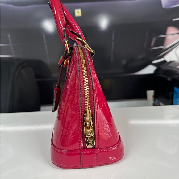 Louis Vuitton - Picture 3 of 7